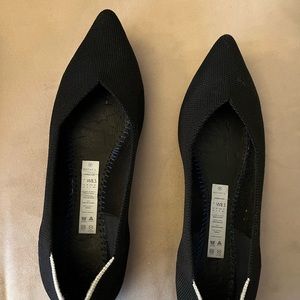 Rothys 8.5 black points with white heel stripe